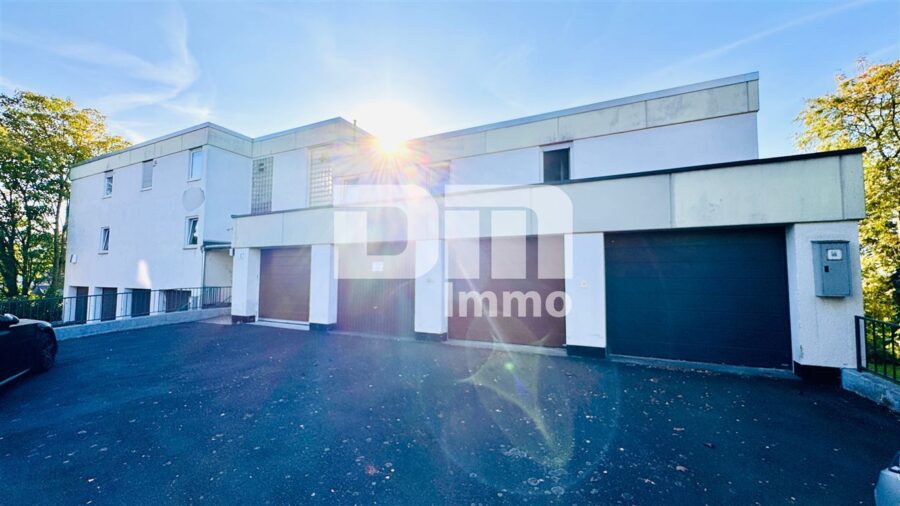 Barrierearme Terrassenwohnung mit Schwimm / Spa-Saunabereich, Garage in gesuchter Lage - Frontansicht oben / Haupteingang barrierearm